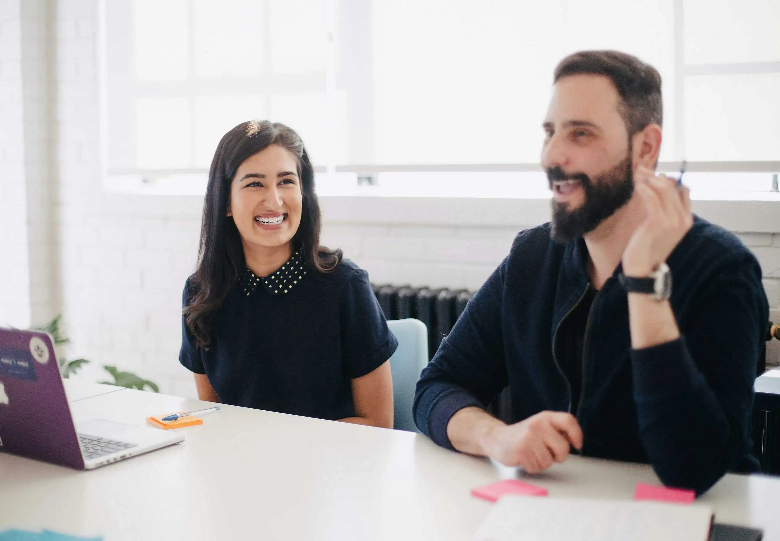 Frau und Mann besprechen in einem Büro